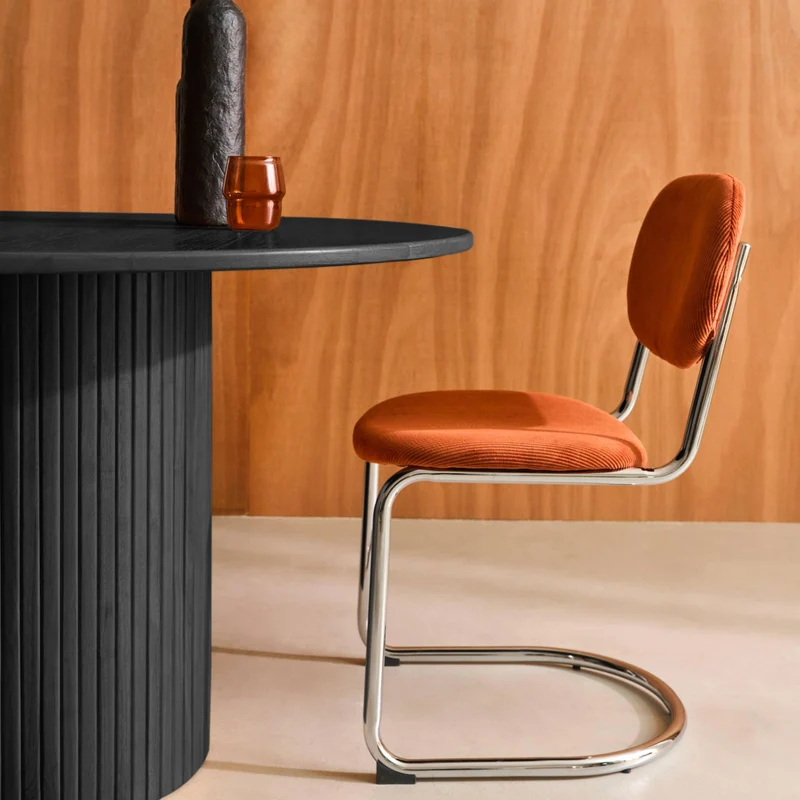 sweeek - Table à Manger Ronde Bois d'hévéa et placage chêne Noir 4 Places - Ø 115 x 73 cm - Estelle