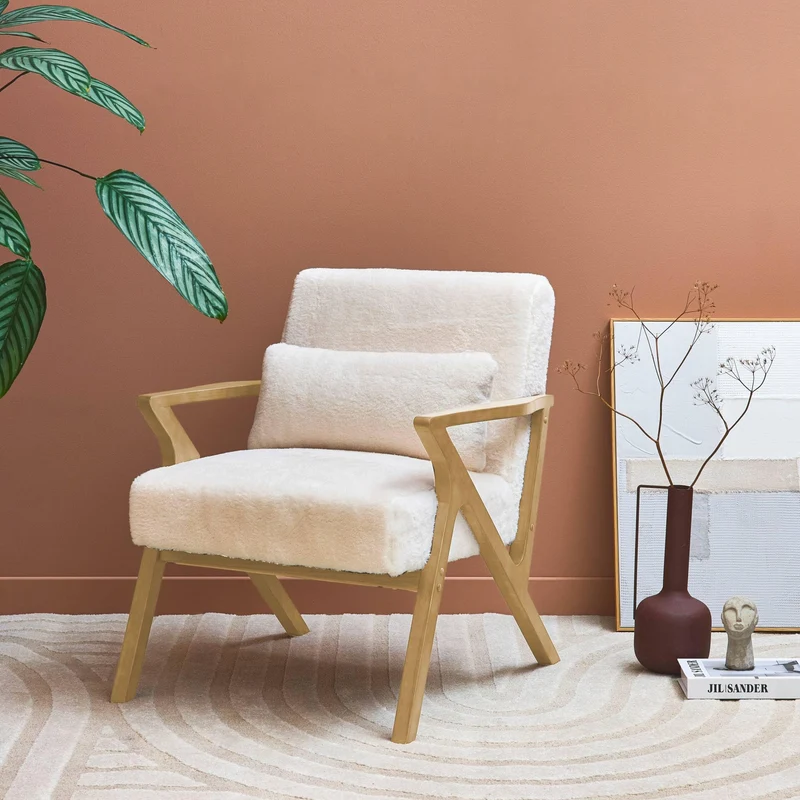 sweeek - Fauteuil scandinave Bois d'hévéa et Tissu Effet Fausse Fourrure Blanc crème