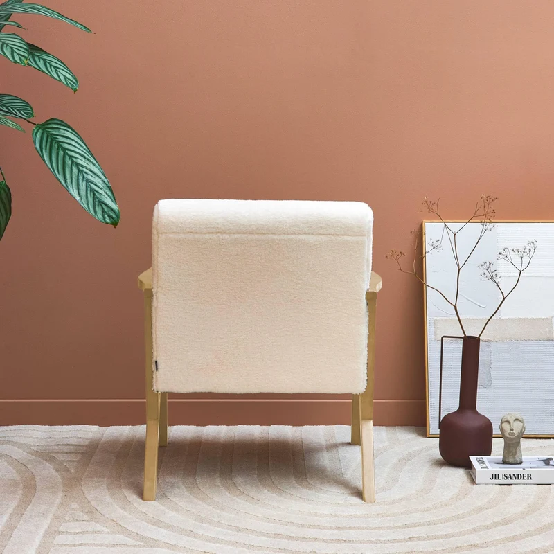 sweeek - Fauteuil scandinave Bois d'hévéa et Tissu Effet Fausse Fourrure Blanc crème