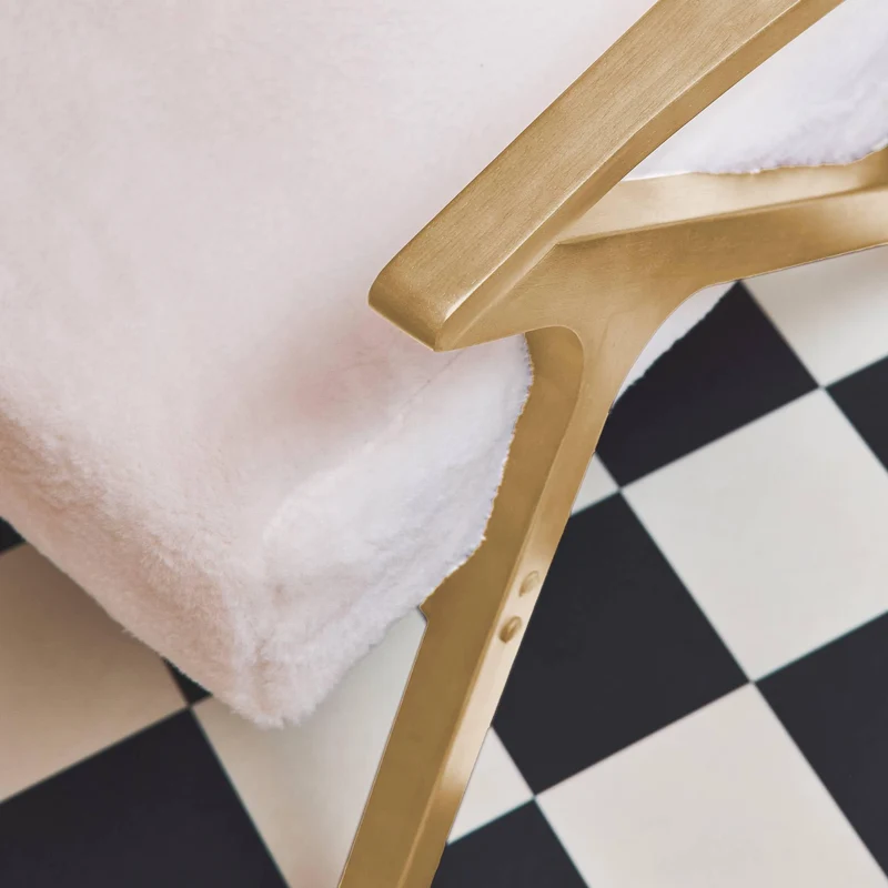sweeek - Fauteuil scandinave Bois d'hévéa et Tissu Effet Fausse Fourrure Blanc crème