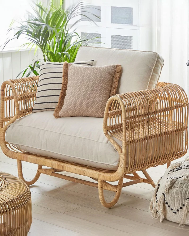 Beliani Fauteuil Design en Rotin Naturel avec Accoudoirs Décoratifs et Coussins Beiges pour Chambre Salon ou Jardin au Style Boho et Rustique