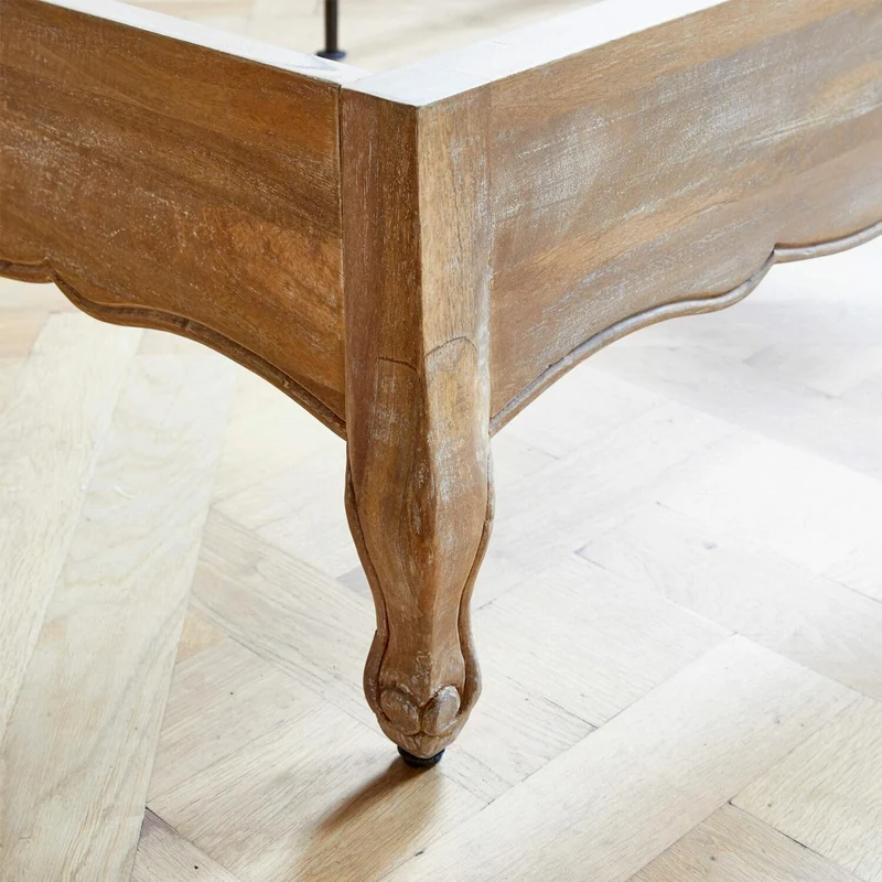 Loberon Lit Serravalle, cadre sculpté à la main, style maison de campagne française, tête de lit incurvée ornementale, meuble de chambre, lit en bois, bois de manguier, lin, marron/blanc