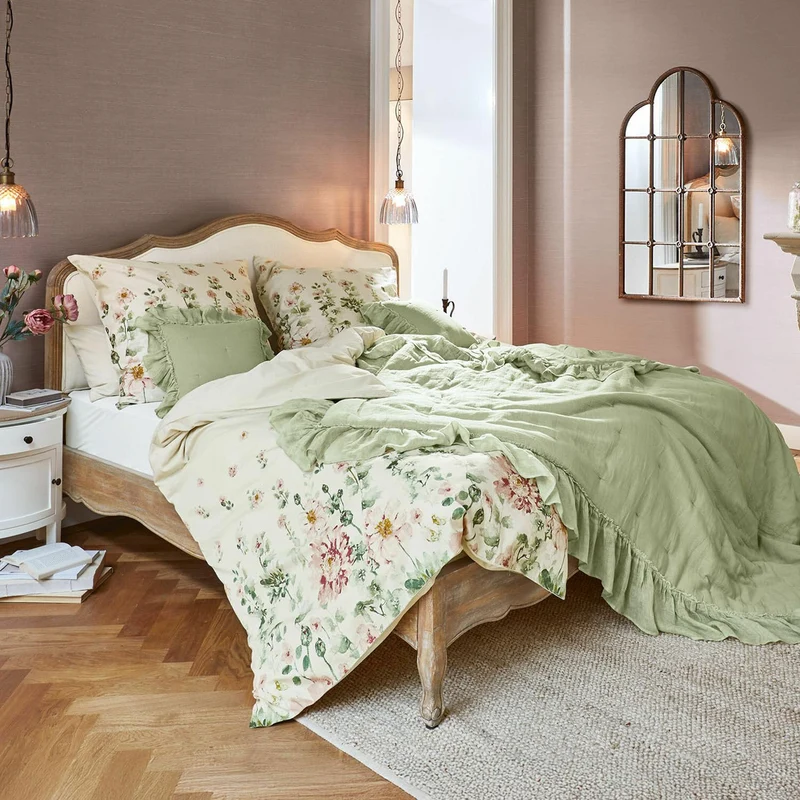 Loberon Lit Serravalle, cadre sculpté à la main, style maison de campagne française, tête de lit incurvée ornementale, meuble de chambre, lit en bois, bois de manguier, lin, marron/blanc