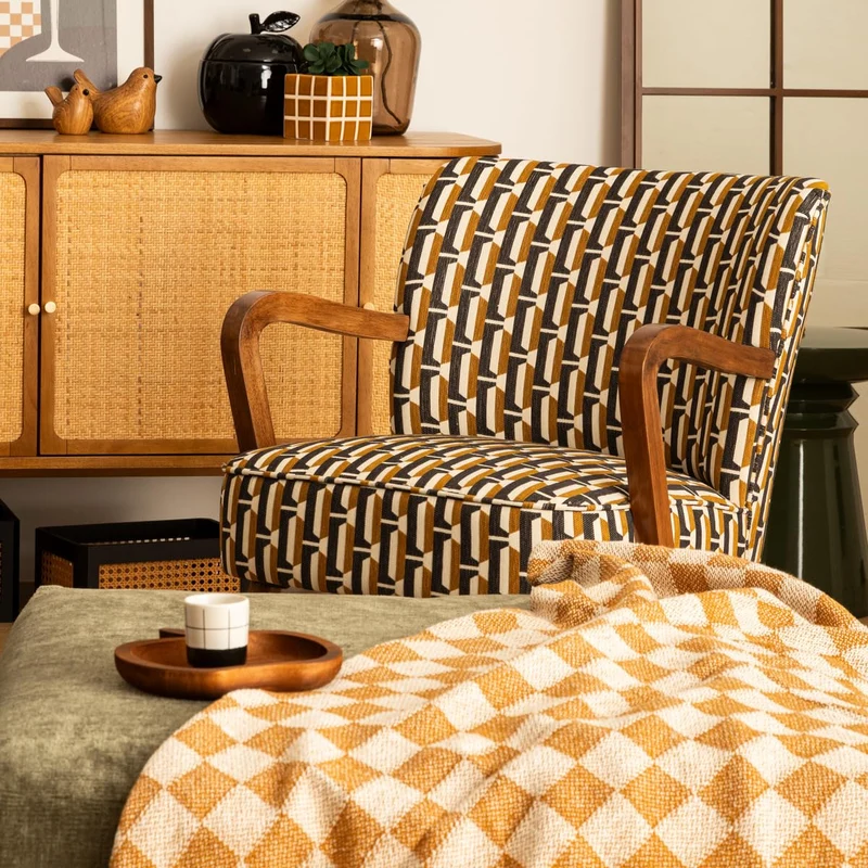 Atmosphera Créateur d'Intérieur - Fauteuil Chiara Tissu Chenille Noir Ocre Rétro Vintage Bois Hévéa Accoudoirs Semi-Ferme pour Salon, Bureau, Chambre