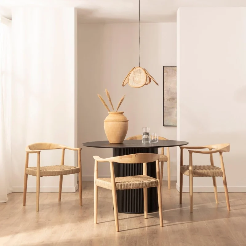 KLAST Chaise de Salle à Manger Thesa avec Dossier Courbé en Bois d'Hévéa et Assise en Corde Tressée, Accoudoirs Ergonomiques, 74 Cm x 65 Cm, Idéale pour Espaces Modernes