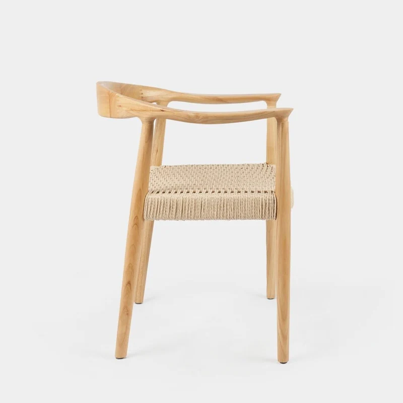 KLAST Chaise de Salle à Manger Thesa avec Dossier Courbé en Bois d'Hévéa et Assise en Corde Tressée, Accoudoirs Ergonomiques, 74 Cm x 65 Cm, Idéale pour Espaces Modernes