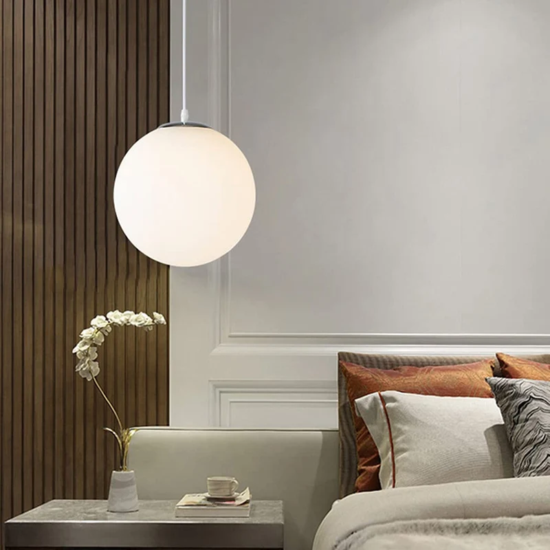 Suspension Globe Moderne avec Abat-Jour en Verre Blanc, plafonnier à 1 lumière en Forme de Boule de Verre, luminaire Suspendu chromé pour Cuisine, îlot, Chambre à Coucher, Salle à Manger, Salon