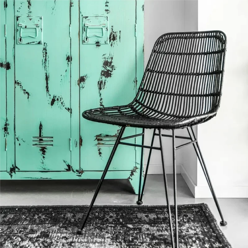 Kosmi - Lot de 2 chaises Noires Style Nature Aspect rotin en résine tressée et Pieds en métal