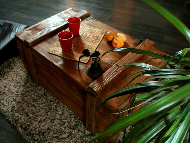 Voyage Vieux Coffre Table basse Cottage cuiseur vapeur Coffre en pin avec vintage Tin Sign Largeur : 110 cm Hauteur : 45 cm Profondeur : 60 cm