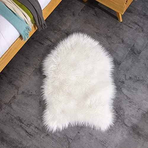Teppich Wölkchen Tapis en Fausse Fourrure d'agneau et Peau de Mouton | Carpette Moelleuse pour Chambre à Coucher, Salon, Crèche | Jet de Divan de Décoration Chaise | Blanc - 55x80cm