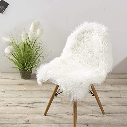 Teppich Wölkchen Tapis en Fausse Fourrure d'agneau et Peau de Mouton | Carpette Moelleuse pour Chambre à Coucher, Salon, Crèche | Jet de Divan de Décoration Chaise | Blanc - 55x80cm