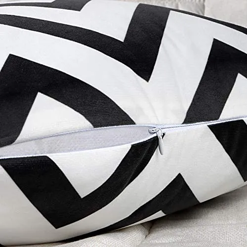 pendali Housses de Coussin, Taies d'oreiller Décoratives en Velours Simplicité Moderne avec Motif Double Face, Lot de 4 Housses de Coussin pour Canapé Chaise de Salon, 45 x 45 cm (Noir)