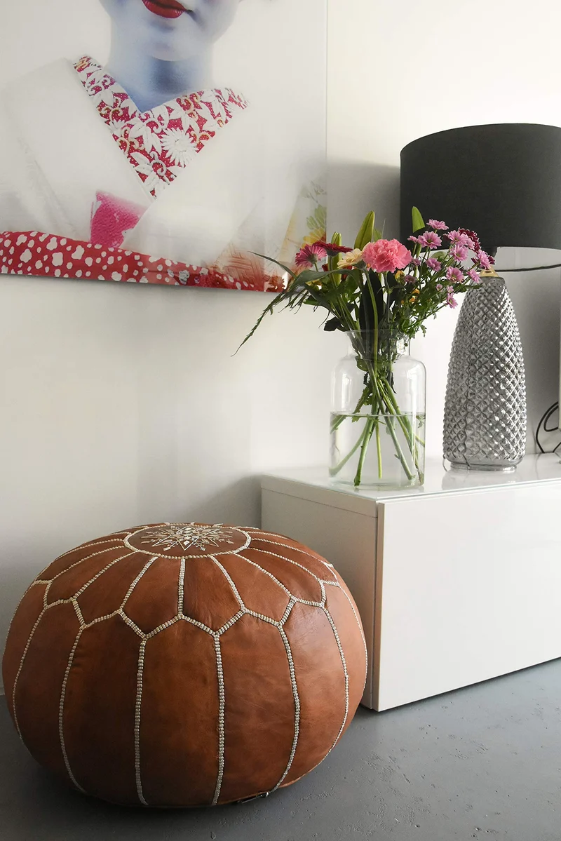 Pouf Artisanal Marocain en Cuir Véritable Fait Main - Vendu Rembourré - Coussin de Sol, Ottoman, Repose-Pied (Cognac)