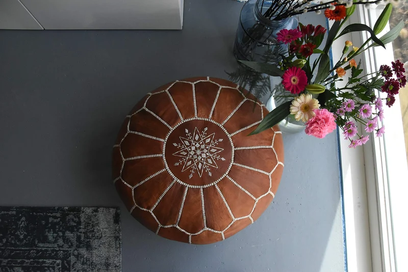 Pouf Artisanal Marocain en Cuir Véritable Fait Main - Vendu Rembourré - Coussin de Sol, Ottoman, Repose-Pied (Cognac)