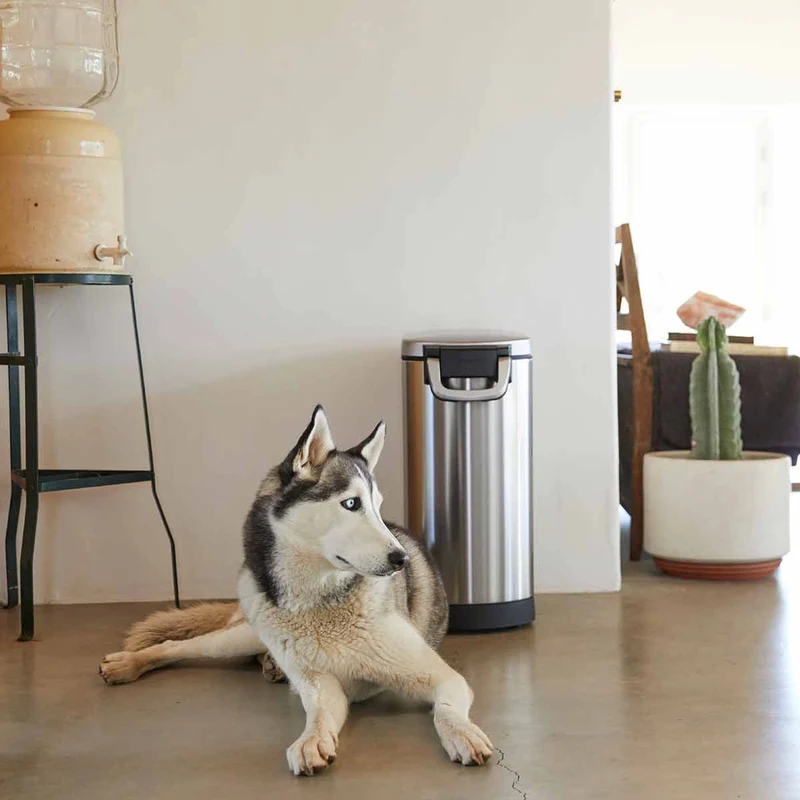 grande poubelle destinée aux aliments pour animaux