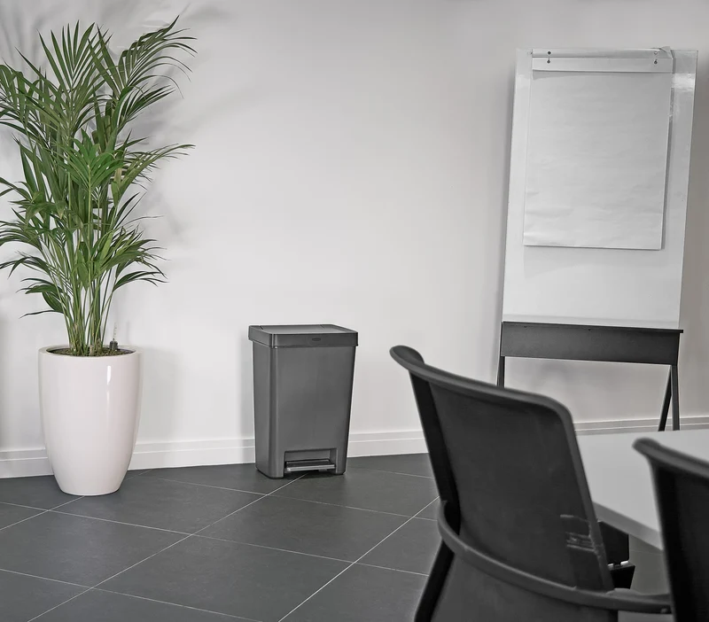 POUBELLE 46L CHARBON À PÉDALE INOX RUBBERMAID