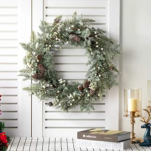 BEJOY Couronne de Noël Artificielle, 56cm Pomme de Pin Vigne Floquée Couronne de Sapin à Paillettes avec Baies Blanches pour Noël Maison Porte D'entrée Suspendue Mur Fenêtre Décor