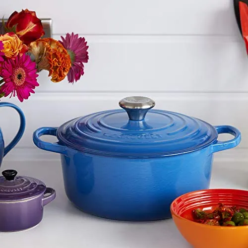 Le Creuset, Cocotte Signature en Fonte Émaillée avec Couvercle, Ø 28 cm, Ronde, Compatible avec Toutes Sources de Chaleur (Induction Incluse), Capacité : 6.7 L, 6.125 kg, Bleu Marseille