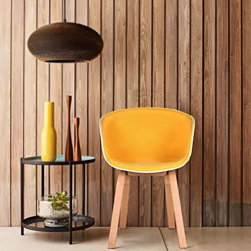 Un lot de quatre chaises de salle à manger de style scandinave rétro avec pieds en métal, adaptées pour le salon, la chambre à coucher, une salle de jeux