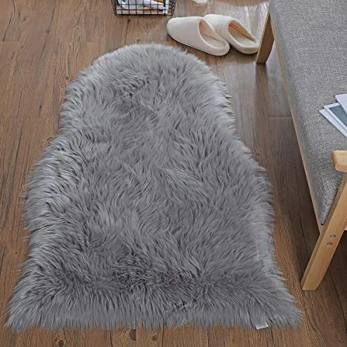YIHAIC Peau de Mouton synthétique,Cozy Sensation comme véritable Laine Tapis en Fourrure synthétique, Man-Made Luxe Laine Tapis de Canapé Coussin (Gris, 75 x 120 cm)