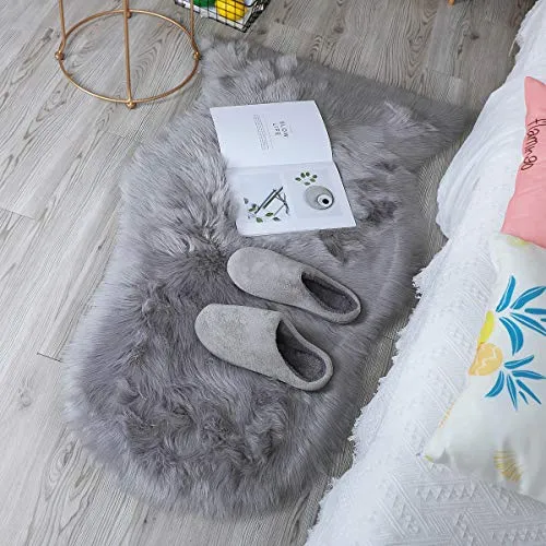 YIHAIC Peau de Mouton synthétique,Cozy Sensation comme véritable Laine Tapis en Fourrure synthétique, Man-Made Luxe Laine Tapis de Canapé Coussin (Gris, 75 x 120 cm)