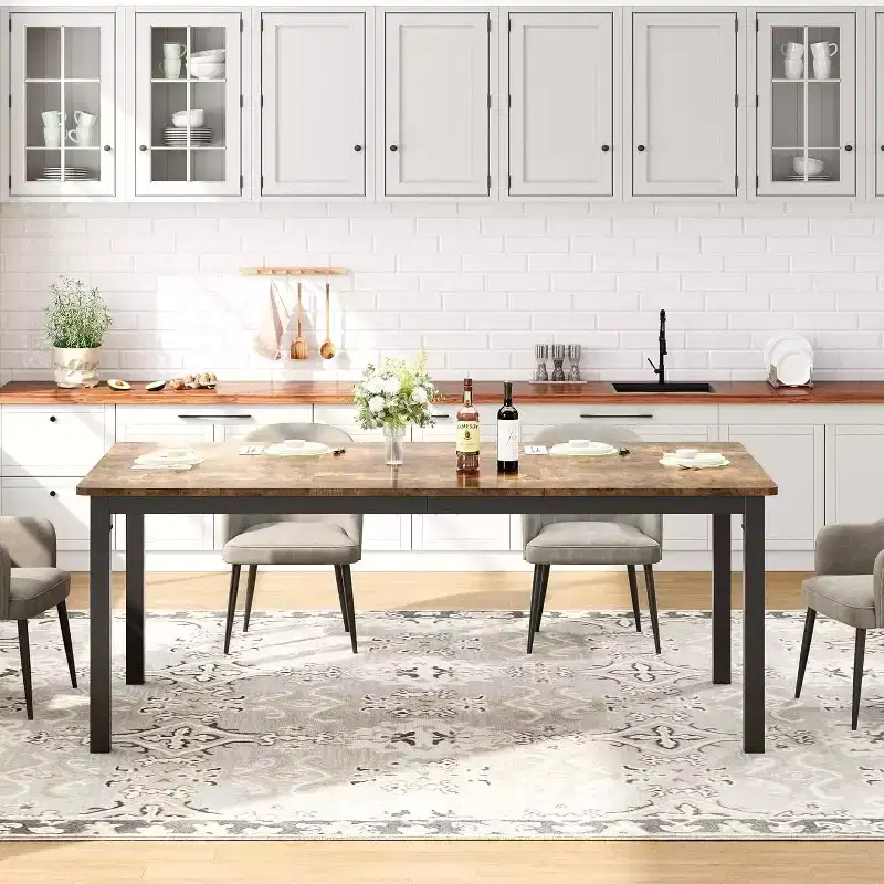 Table de salle à manger rectangulaire avec plateau en bois et pieds en métal, idéale comme table de cuisine