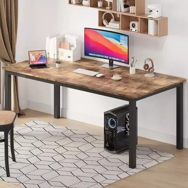Table de salle à manger rectangulaire avec plateau en bois et pieds en métal, idéale comme table de cuisine