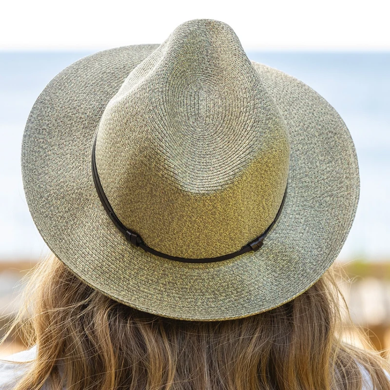 Chapeau en Papier et Lien Cuir