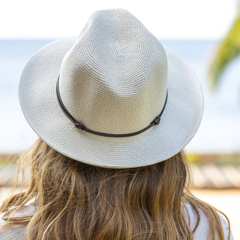 Chapeau en Papier et Lien Cuir