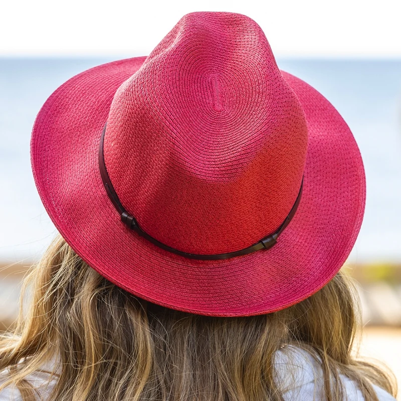 Chapeau en Papier et Lien Cuir