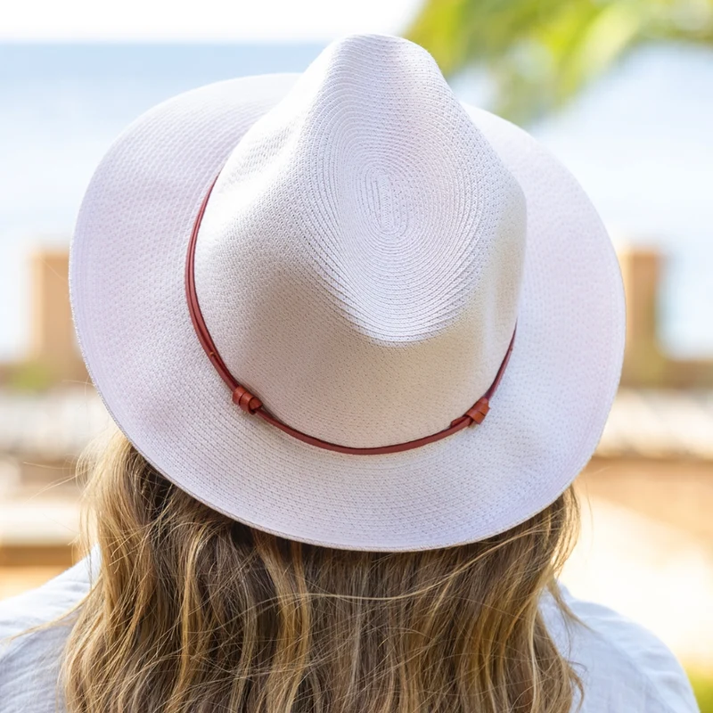 Chapeau en Papier et Lien Cuir