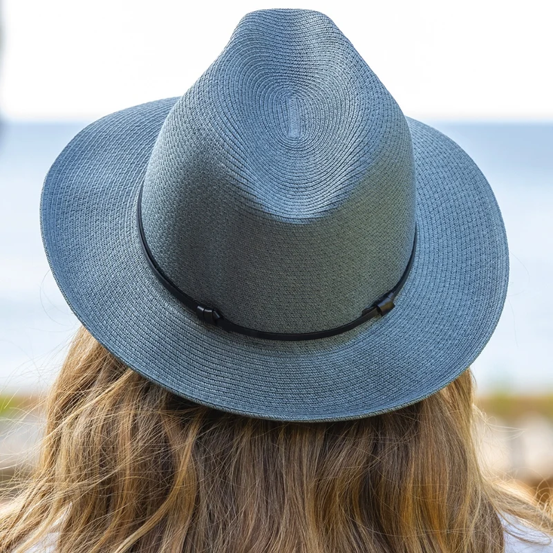 Chapeau en Papier et Lien Cuir
