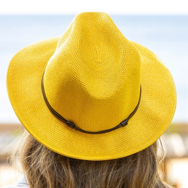 Chapeau en Papier et Lien Cuir