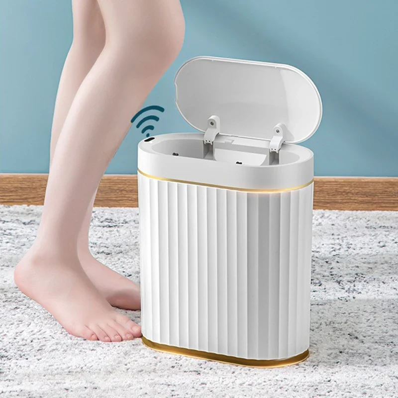 Poubelle automatique design ovale à parois cannelées 7L