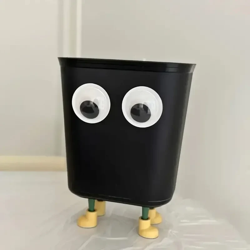Poubelle originale noire au design ludique 8L