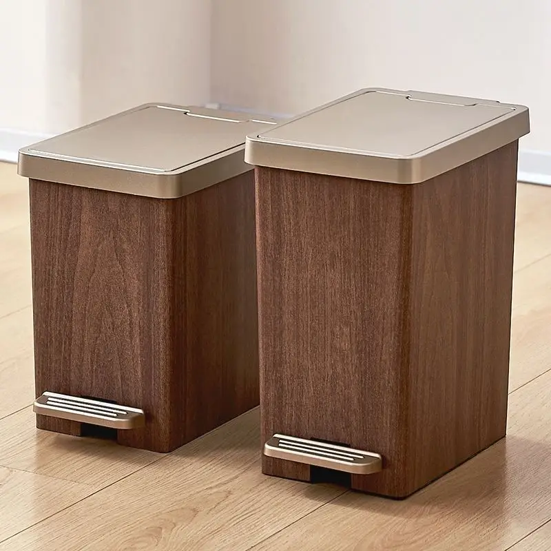 Poubelle design effet bois avec deux modes d’ouverture